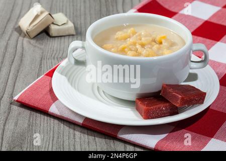 Essen Antioquia / Kolumbien; Mazamorra aus Mais, serviert mit süßem Guava. Stockfoto