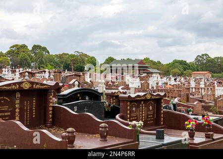 Chinesische Gräber und Grabsteine auf dem Rookwood Cemetery, Australiens größtem und ältestem Friedhof, Strathfield Lidcombe, Sydney, NSW, Australien Stockfoto