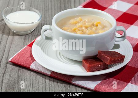 Essen Antioquia / Kolumbien; Mazamorra aus Mais, serviert mit süßem Guava. Stockfoto