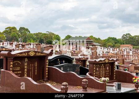 Chinesische Gräber und Grabsteine auf dem Rookwood Cemetery, Australiens größtem und ältestem Friedhof, Strathfield Lidcombe, Sydney, NSW, Australien Stockfoto