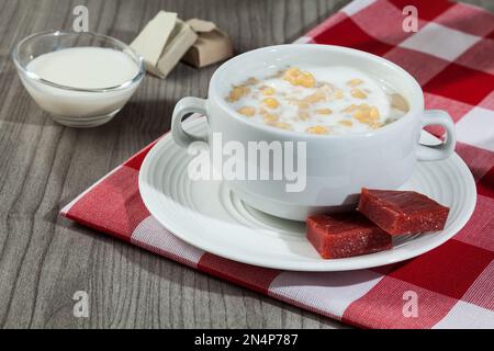 Essen Antioquia / Kolumbien; Mazamorra aus Mais, serviert mit süßem Guava. Stockfoto