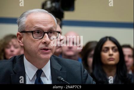 Washington, Vereinigte Staaten. 08. Februar 2023. James Baker, ehemaliger Stellvertretender General Counsel, Twitter, hält seine Eröffnungsansprache während einer Anhörung des House Committee on Oversight and Accountability âProtecting Rede von Government Interference and Social Media Bias Teil 1: Twitters Role in Suppression the Biden Laptop Storyâ in the Rayburn House Office Building in Washington, DC, Mittwoch, 8. Februar 2023. Kredit: Rod Lamkey/CNP/dpa/Alamy Live News Stockfoto