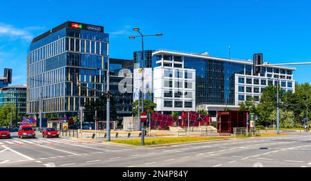 Warschau, Polen - 3. Juli 2022: Proximo Park Complex von Reico Ceske Sporitelny und Towarowa 25A plaza an der Prosta und Towarowa Straße in Wola Business di Stockfoto