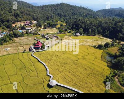 Die Brücke Kho Ku so Bamboo, Provinz Mae Hong Son, Thailand, aus der Vogelperspektive Stockfoto