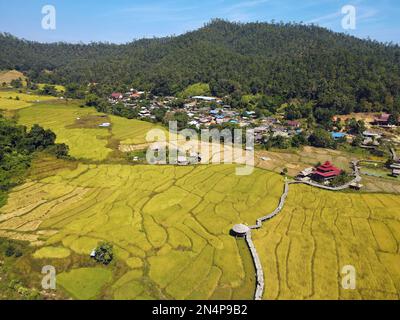 Die Brücke Kho Ku so Bamboo, Provinz Mae Hong Son, Thailand, aus der Vogelperspektive Stockfoto