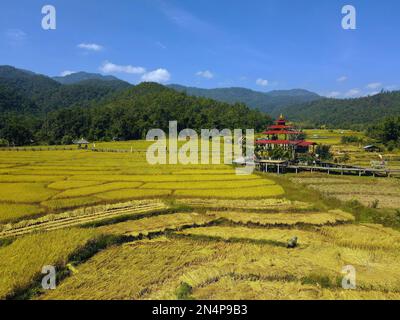 Die Brücke Kho Ku so Bamboo, Provinz Mae Hong Son, Thailand, aus der Vogelperspektive Stockfoto