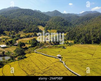 Die Brücke Kho Ku so Bamboo, Provinz Mae Hong Son, Thailand, aus der Vogelperspektive Stockfoto