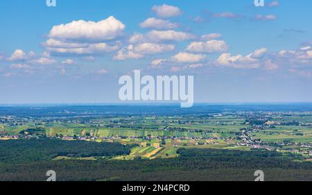 Panoramablick auf die Gory Swietokrzyskie Berge und Täler mit Dörfern aus der Starachowice und Kielce Region vom Hügel Swiety Krzyz in der Nähe von Nowa Slup aus Stockfoto