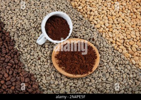 Collage aus Kaffeebohnen mit verschiedenen Röststufen der italienischen Röstung mit rohem Kaffee. Step and Circle of Coffee Bean, Mixed Café Beans Robusta und Arabic Stockfoto