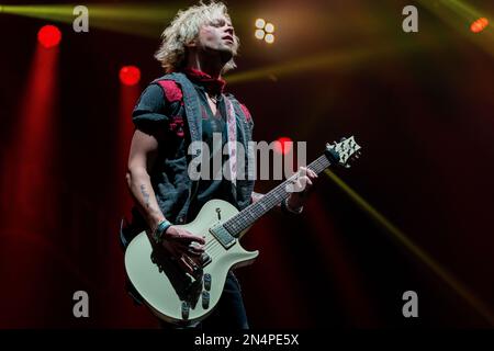 Ben Wells von der Band Black Stone Cherry spielt live auf der Bühne in der Wembley Arena London Black Stone Cherry & The Darkness ·CO Headline Tour 04. Februar 2023 OVO Arena Wembley London Black Stone Cherry ist eine amerikanische Rockband, die 2001 in Kentucky gegründet wurde. Die Band besteht aus Chris Robertson, Ben Wells, Steve Jewell und John Fred Young The Darkness sind eine britische Rockband, die 2000 gegründet wurde. Die Band besteht aus Justin Hawkins, seinem Bruder Dan Hawkins, Frankie Poullain und Rufus Taylor. Danko Jones war der Unterstützer dieser Tour. Danko Jones ist ein kanadisches Hard-Rock-Trio aus Toronto. Die Band will Stockfoto