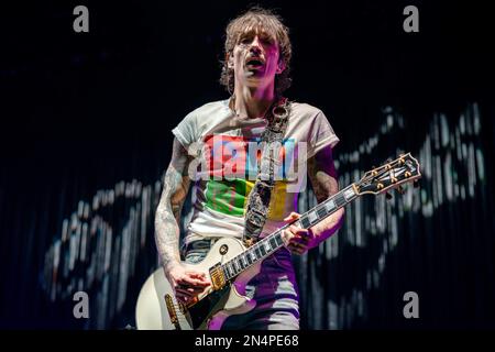 Justin Hawkins of the Darkness auf der Bühne in der OVO Arena mit Gitarre in seinem Band-T-Shirt. Black Stone Cherry & the Darkness ·CO Headline Tour 04. Februar 2023 OVO Arena Wembley London Black Stone Cherry ist eine amerikanische Rockband, die 2001 in Kentucky gegründet wurde. Die Band besteht aus Chris Robertson, Ben Wells, Steve Jewell und John Fred Young The Darkness sind eine britische Rockband, die 2000 gegründet wurde. Die Band besteht aus Justin Hawkins, seinem Bruder Dan Hawkins, Frankie Poullain und Rufus Taylor. Danko Jones war der Unterstützer dieser Tour. Danko Jones ist ein kanadisches Hard-Rock-Trio aus Toronto. Die Band Stockfoto