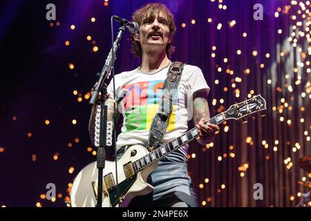 Justin Hawkins of the Darkness auf der Bühne in der OVO Arena mit Gitarre in seinem Band-T-Shirt. Black Stone Cherry & the Darkness ·CO Headline Tour 04. Februar 2023 OVO Arena Wembley London Black Stone Cherry ist eine amerikanische Rockband, die 2001 in Kentucky gegründet wurde. Die Band besteht aus Chris Robertson, Ben Wells, Steve Jewell und John Fred Young The Darkness sind eine britische Rockband, die 2000 gegründet wurde. Die Band besteht aus Justin Hawkins, seinem Bruder Dan Hawkins, Frankie Poullain und Rufus Taylor. Danko Jones war der Unterstützer dieser Tour. Danko Jones ist ein kanadisches Hard-Rock-Trio aus Toronto. Die Band Stockfoto