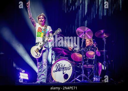 Justin Hawkins und Rufus Taylor von der Band The Darkness in der OVO Arena London Black Stone Cherry & the Darkness ·Co Headline Tour 04. Februar 2023 OVO Arena Wembley London Black Stone Cherry ist eine amerikanische Rockband, die 2001 in Kentucky gegründet wurde. Die Band besteht aus Chris Robertson, Ben Wells, Steve Jewell und John Fred Young The Darkness sind eine britische Rockband, die 2000 gegründet wurde. Die Band besteht aus Justin Hawkins, seinem Bruder Dan Hawkins, Frankie Poullain und Rufus Taylor. Danko Jones war der Unterstützer dieser Tour. Danko Jones ist ein kanadisches Hard-Rock-Trio aus Toronto. Die Bandkonsis Stockfoto