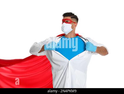 Arzt trägt Gesichtsmaske und Umhang auf weißem Hintergrund. Superhelden-Macht für die Medizin Stockfoto