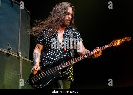 Steve Jewell von der Band Black Stone Cherry rockt auf der Bühne in London Black Stone Cherry & the Darkness ·CO Headline Tour 04. Februar 2023 OVO Arena Wembley London Black Stone Cherry ist eine amerikanische Rockband, die 2001 in Kentucky gegründet wurde. Die Band besteht aus Chris Robertson, Ben Wells, Steve Jewell und John Fred Young The Darkness sind eine britische Rockband, die 2000 gegründet wurde. Die Band besteht aus Justin Hawkins, seinem Bruder Dan Hawkins, Frankie Poullain und Rufus Taylor. Danko Jones war der Unterstützer dieser Tour. Danko Jones ist ein kanadisches Hard-Rock-Trio aus Toronto. Die Band besteht aus Danko Stockfoto