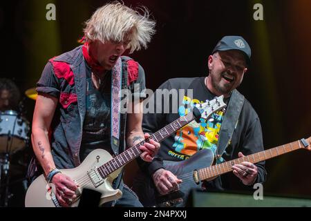 LONDON, GROSSBRITANNIEN. 4. Februar 2023. L-R Ben Wells, Chris Robertson von Black Stone Cherry, live auf der Bühne. Black Stone Cherry & the Darkness Â·CO Headline Tour 04. Februar 2023 OVO Arena Wembley London. Black Stone Cherry ist eine amerikanische Rockband, die 2001 in Kentucky gegründet wurde. Die Band besteht aus Chris Robertson, Ben Wells, Steve Jewell und John Fred Young. The Darkness ist eine britische Rockband, die 2000 gegründet wurde. Die Band besteht aus Justin Hawkins, seinem Bruder Dan Hawkins, Frankie Poullain und Rufus Taylor. Danko Jones war der Unterstützer dieser Tour. Danko Jones ist ein kanadischer Hard roc Stockfoto