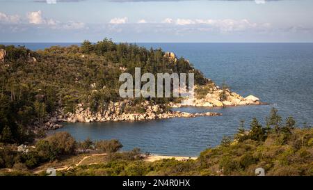 Eine Luftaufnahme der Bäume am Ufer, Florence Bay auf Magnetic Island, Australien Stockfoto