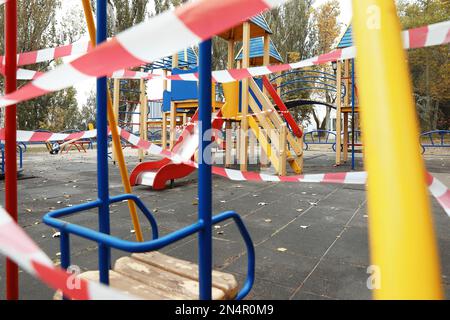 Blick auf den während der COVID-19-Quarantäne geschlossenen Spielplatz Stockfoto