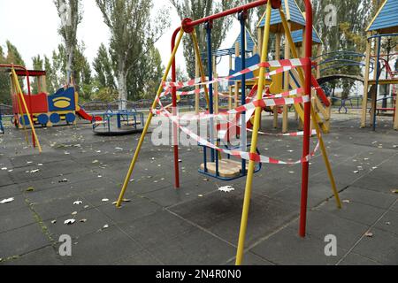 Blick auf den während der COVID-19-Quarantäne geschlossenen Spielplatz Stockfoto