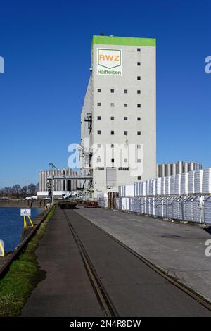 Köln, Deutschland, Februar 08 2023 : Getreidesilo vom RWZ Raiffeisen im Hafen von köln niehl Stockfoto