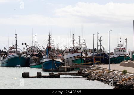 Fischtrawler, Die An Quay In Small Harbor Angebunden Sind Stockfoto