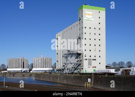 Köln, Deutschland, Februar 08 2023 : Getreidesilo vom RWZ Raiffeisen im Hafen von köln niehl Stockfoto