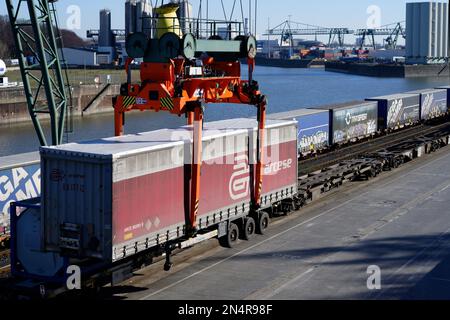 Köln, Deutschland, Februar 08 2023 : Verladen eines Lkw-Anhängers mit einem Portalkran auf die Eisenbahn im Hafen niehl in köln Stockfoto