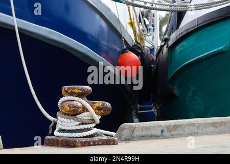 Fischerboote, Die An Bollard Am Harbor Quay Gefesselt Sind Stockfoto