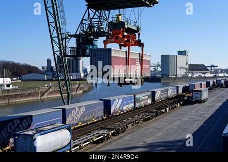 Köln, Deutschland, Februar 08 2023 : Verladen eines Lkw-Anhängers mit einem Portalkran auf die Eisenbahn im Hafen niehl in köln Stockfoto