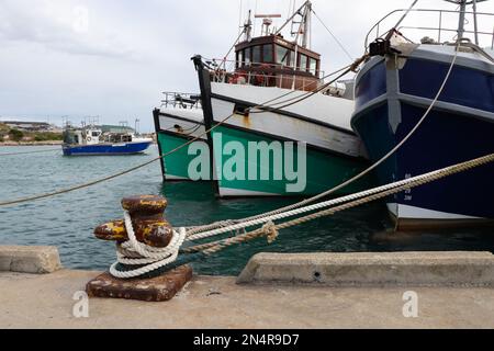 Fischtrawler Haben Am Harbor Quay Bei Bollard Festgemacht Stockfoto