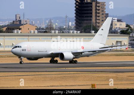 Präfektur Aichi, Japan - 08. März 2016: Japan Air Self-Defense Force Boeing KC-767 Luftbetankung und strategische Transportflugzeuge. Stockfoto