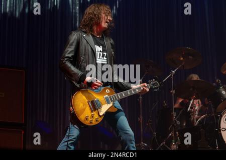 LONDON, GROSSBRITANNIEN. 4. Februar 2023. Dan Hawkins of the Darkness spielt live auf der Bühne in Lederjacke und Thin Lizzy T-Shirt in der OVO Arena London. Black Stone Cherry & the Darkness Â·CO Headline Tour 04. Februar 2023 OVO Arena Wembley London. Black Stone Cherry ist eine amerikanische Rockband, die 2001 in Kentucky gegründet wurde. Die Band besteht aus Chris Robertson, Ben Wells, Steve Jewell und John Fred Young. The Darkness ist eine britische Rockband, die 2000 gegründet wurde. Die Band besteht aus Justin Hawkins, seinem Bruder Dan Hawkins, Frankie Poullain und Rufus Taylor. Danko Jones war der Unterstützer dieser Tour Stockfoto