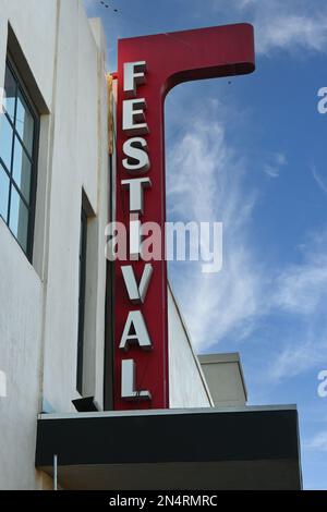 SANTA ANA, KALIFORNIEN - 17. JANUAR 2023: Festival Hall Nachtclub-Schild auf der 3. Street in Downtown Santa Ana. Stockfoto