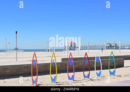 HUNTINGTON BEACH, KALIFORNIEN - 7. FEBRUAR 2023: Surfboard-förmige Fahrradständer mit dem Pier im Hintergrund. Stockfoto