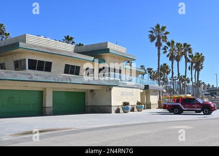 HUNTINGTON BEACH, KALIFORNIEN - 7. FEBRUAR 2023: Vincent G. Moorhouse Lifeguard Hauptquartier am Pier, in Huntington Beach. Stockfoto