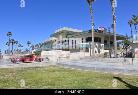 HUNTINGTON BEACH, KALIFORNIEN - 7. FEBRUAR 2023: Vincent G. Moorhouse Lifeguard Hauptquartier am Pier, in Huntington Beach. Stockfoto