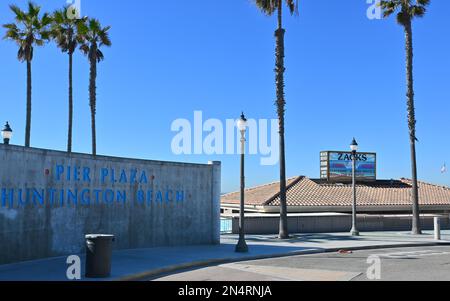 HUNTINGTON BEACH, KALIFORNIEN - 7. FEBRUAR 2023: Pier Plaza mit Zacks Rentals im Hintergrund. Stockfoto