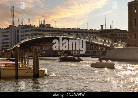 Blick auf den Canale Grande mit der Ponte della Costituzione (auch Calatrava-Brücke genannt) und dem mehrstöckigen Parkplatz an der Piazzale Roma, Venedig, Italien Stockfoto