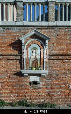 Votivschrein mit einem Mosaik, das die Heilige Therese des Jesuskindes an der Fondamenta del Monastero in der Sestiere von Santa Croce, Venedig, Italien darstellt Stockfoto