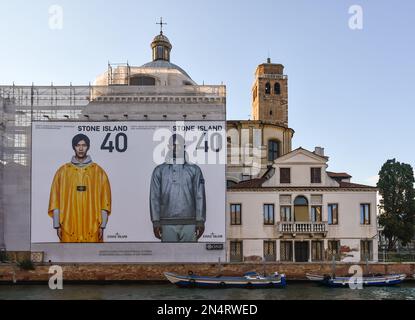 Die Kirche von San Geremia mit der Fassade, die restauriert wird, bedeckt von einem großen Werbebanner, das viel Kontroverse verursacht hat, Venedig, Italien Stockfoto