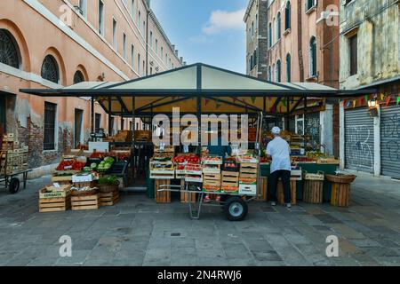 Obst- und Gemüsestand auf dem Rialto-Markt in der Sestiere von San Polo früh am Morgen, Venedig, Venetien, Italien Stockfoto