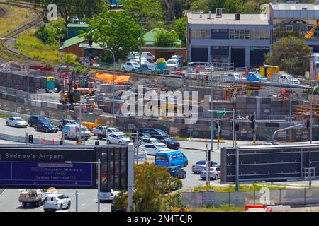 Bau des Projekts „Sydney Gateway“ in Sydney, Australien. Abbildung: Bau des Sydney Gateway am Qantas Drive in der Nähe des Inlandsterminals. Stockfoto