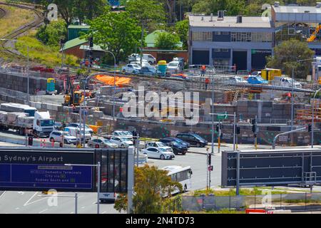 Bau des Projekts „Sydney Gateway“ in Sydney, Australien. Abbildung: Bau des Sydney Gateway am Qantas Drive in der Nähe des Inlandsterminals. Stockfoto