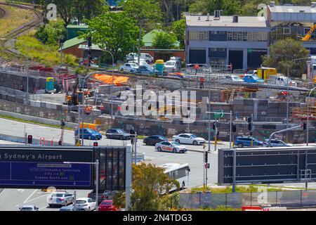 Bau des Projekts „Sydney Gateway“ in Sydney, Australien. Abbildung: Bau des Sydney Gateway am Qantas Drive in der Nähe des Inlandsterminals. Stockfoto