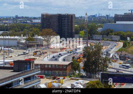 Bau des Projekts „Sydney Gateway“ in Sydney, Australien. Abbildung: Bau des Sydney Gateway am Qantas Drive in der Nähe des Inlandsterminals. Stockfoto
