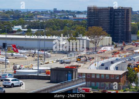 Bau des Projekts „Sydney Gateway“ in Sydney, Australien. Abbildung: Bau des Sydney Gateway am Qantas Drive in der Nähe des Inlandsterminals. Stockfoto