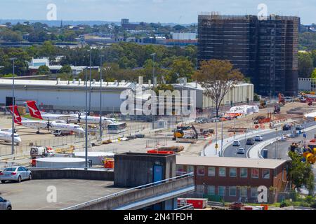 Bau des Projekts „Sydney Gateway“ in Sydney, Australien. Abbildung: Bau des Sydney Gateway am Qantas Drive in der Nähe des Inlandsterminals. Stockfoto
