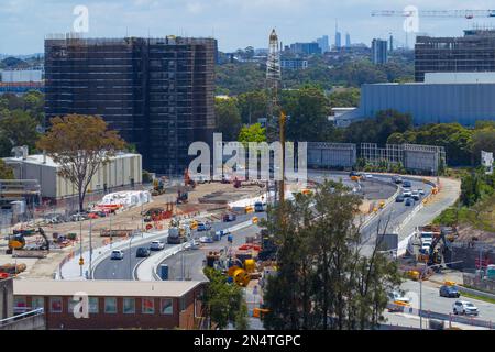 Bau des Projekts „Sydney Gateway“ in Sydney, Australien. Abbildung: Bau des Sydney Gateway am Qantas Drive in der Nähe des Inlandsterminals. Stockfoto