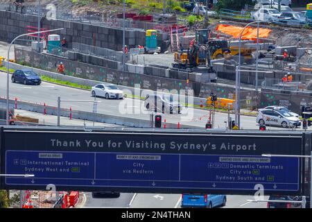 Bau des Projekts „Sydney Gateway“ in Sydney, Australien. Abbildung: Bau des Sydney Gateway am Qantas Drive in der Nähe des Inlandsterminals. Stockfoto