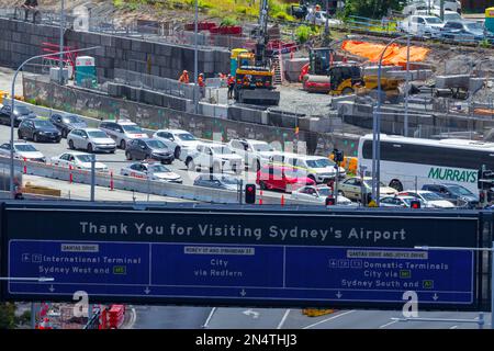 Bau des Projekts „Sydney Gateway“ in Sydney, Australien. Abbildung: Bau des Sydney Gateway am Qantas Drive in der Nähe des Inlandsterminals. Stockfoto